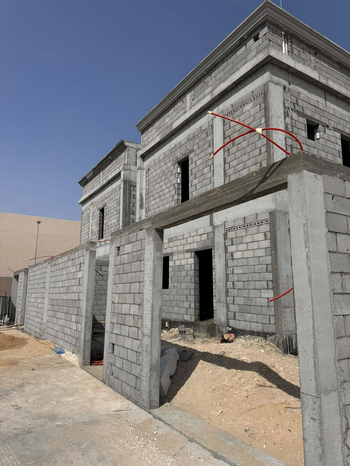 مهندس يراجع جودة بناء العظم في مشروع بالرياض